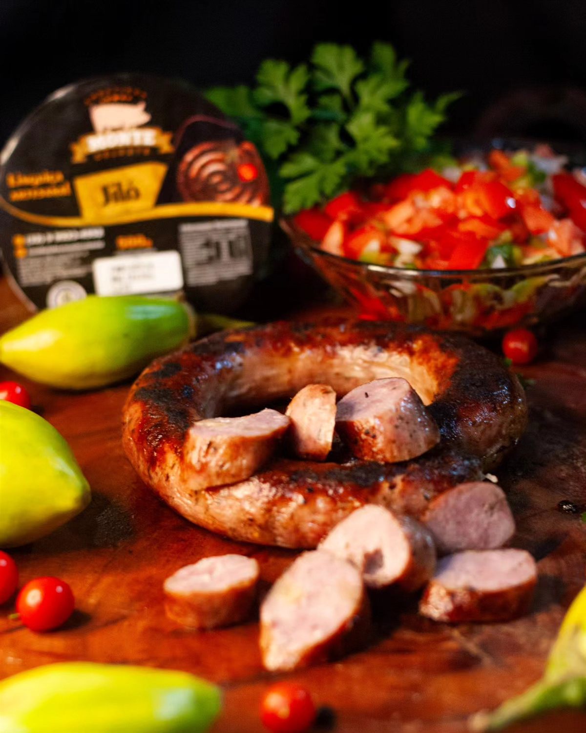 Linguiça artesanal Monte Celeste grelhada, servida com pimentões e tomate