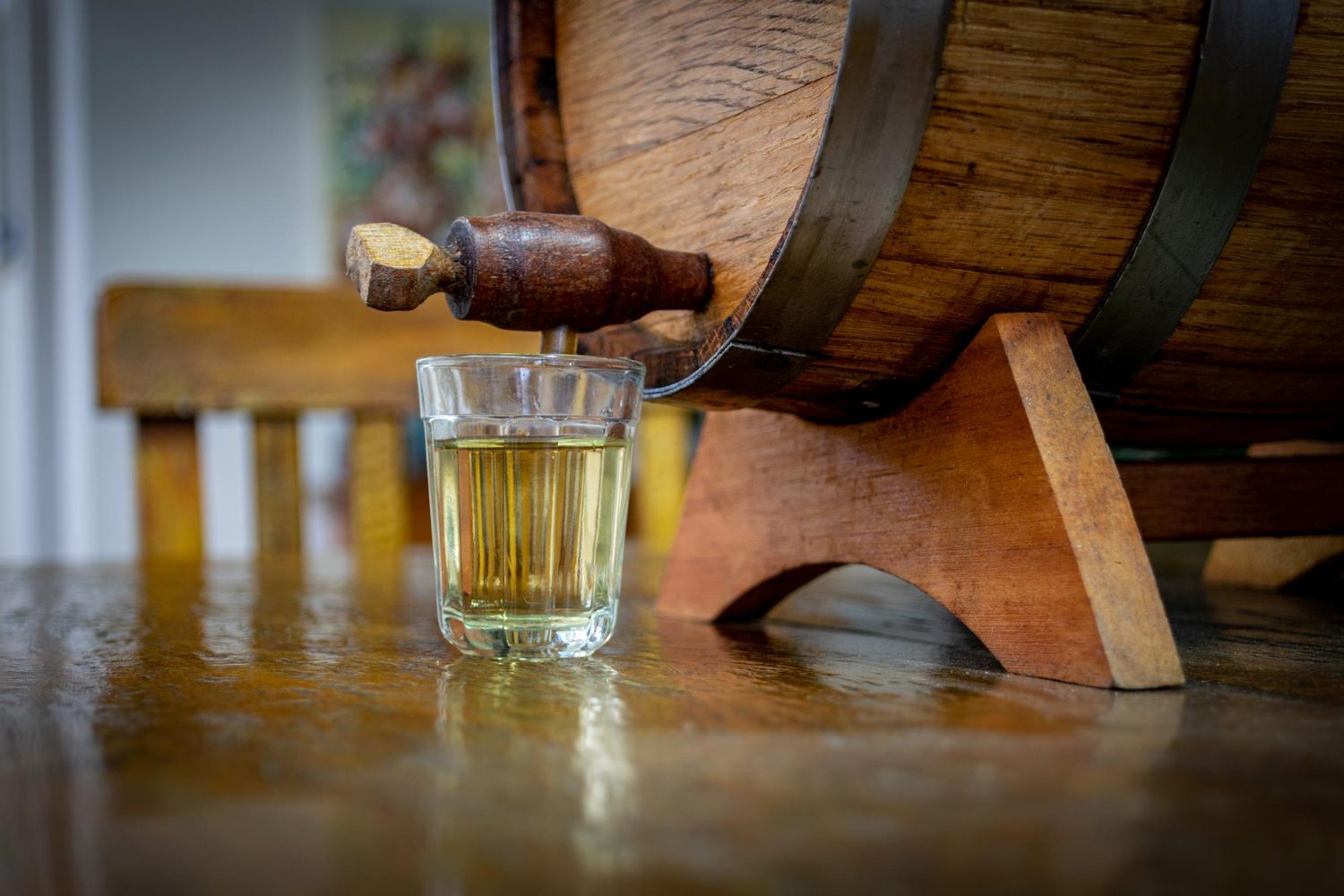 Cachaça artesanal servida direto do barril