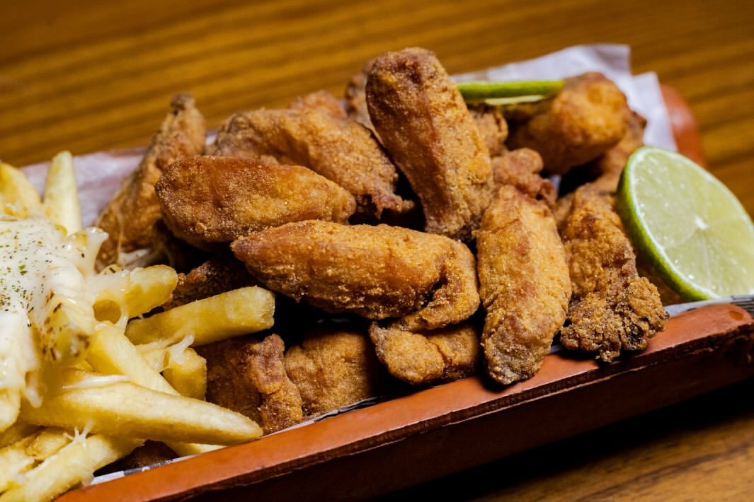 Porção de frango a passarinho com batata frita, servida no Bar e Restaurante Boiadeiros