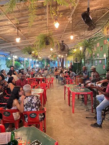 Movimento e música ao vivo no Bar Skina da Lua em São Geraldo