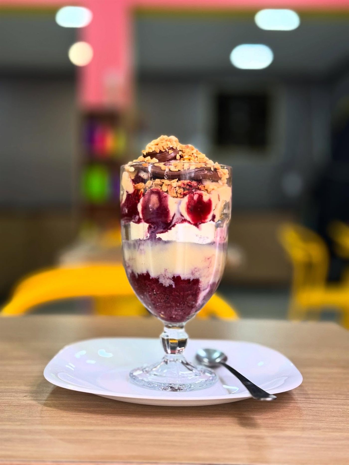 Taça de açaí em camadas com frutas vermelhas e granola da Beca Sorveteria e Açaiteria