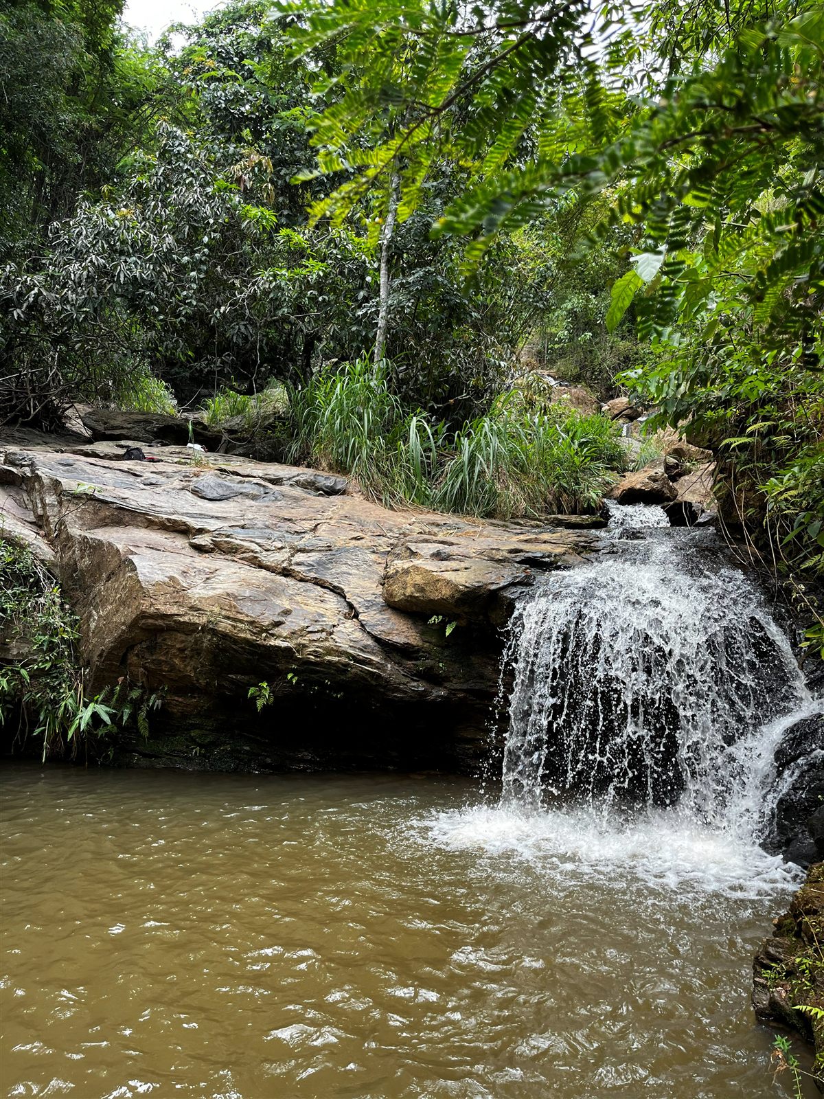 Poço natural de águas claras na Cachoeira do Moisés