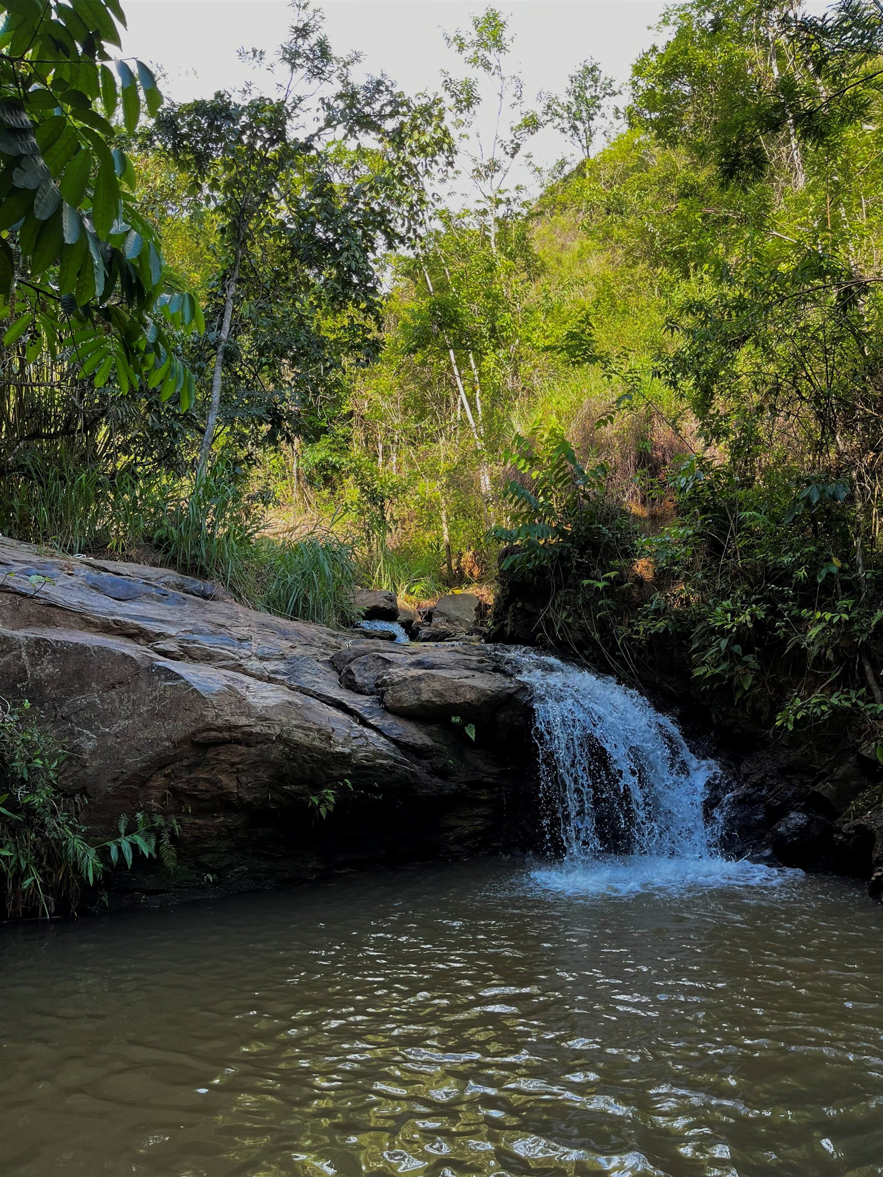 Queda d'água e poço natural da Cachoeira do Moisés