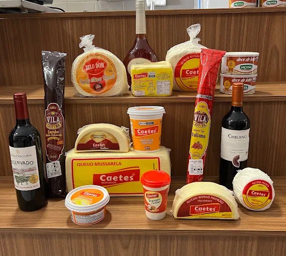 Queijos, vinhos e produtos do Empório Caetés em São Geraldo