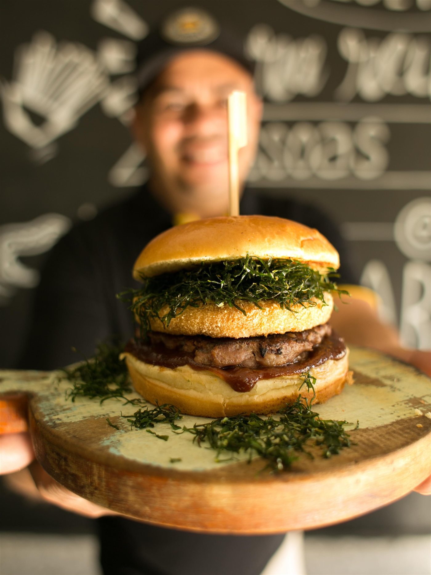 Hambúrguer artesanal servido na Hamburgueria Top Burguer em São Geraldo