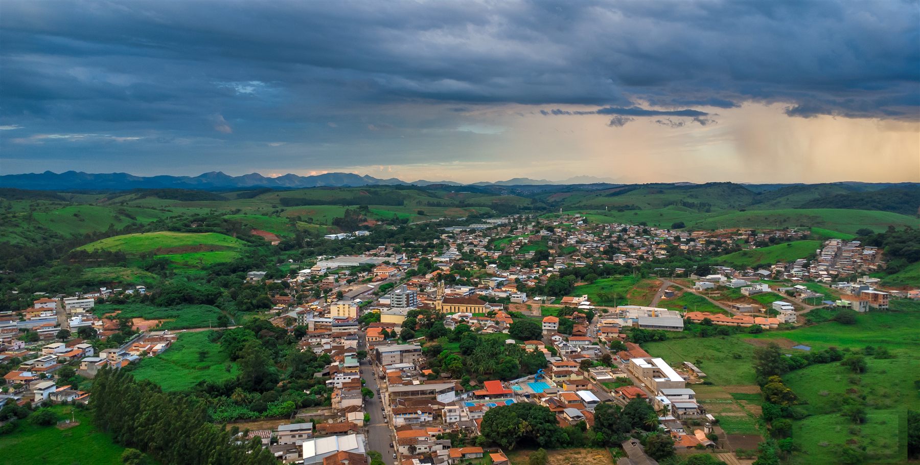 Vista aérea geral de São Geraldo, com a cidade cercada pelas montanhas