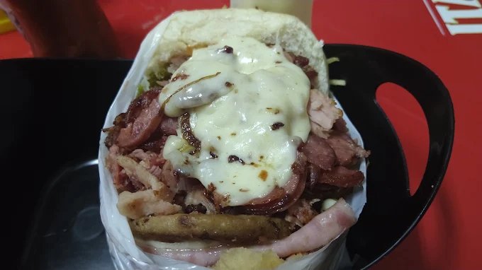 Lanche completo com queijo derretido da L.A Lanches