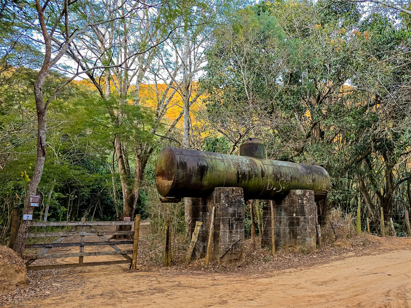 Antiga caixa d'água de ferro da ferrovia, no meio da mata