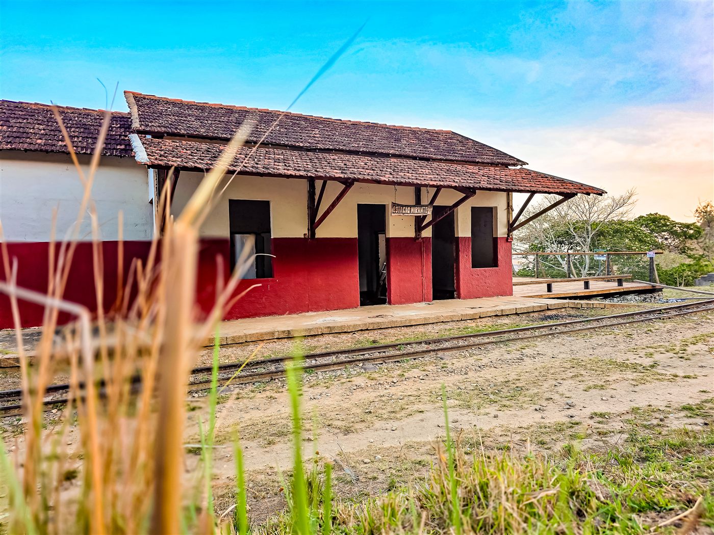 Fachada da antiga Estação do Mirante ao entardecer