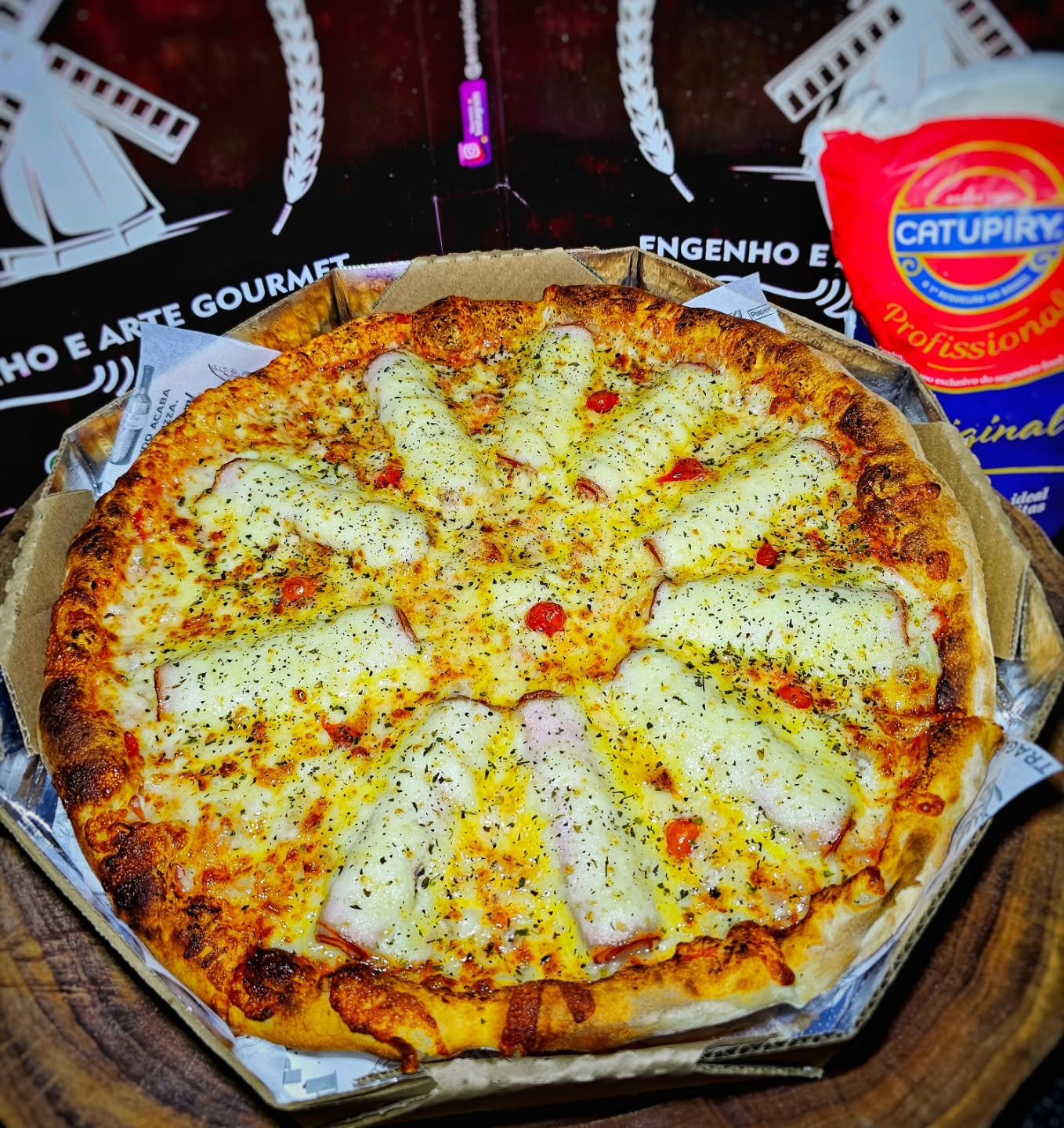 Pizza de queijo com tomate cereja da Pizzaria Engenho e Arte