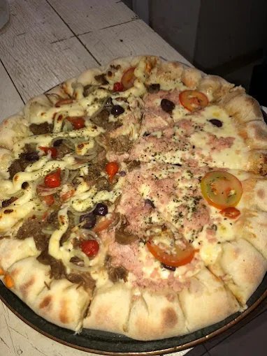 Pizza meio a meio da Pizzaria Plataforma em São Geraldo