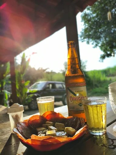Cerveja gelada e petiscos na Venda do Zé Miguel, ambiente rural ao entardecer