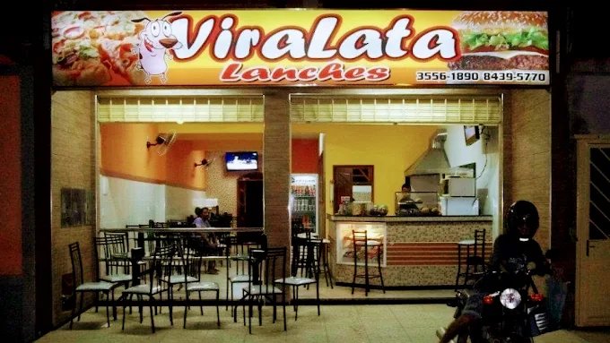 Fachada da Viralata Restaurante e Lanchonete em São Geraldo, à noite